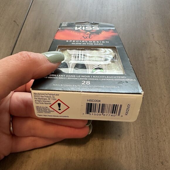 Kiss Special Design Howling For You Glow-In-The-Dark Halloween Fake Nails Glue - Picture 8 of 8